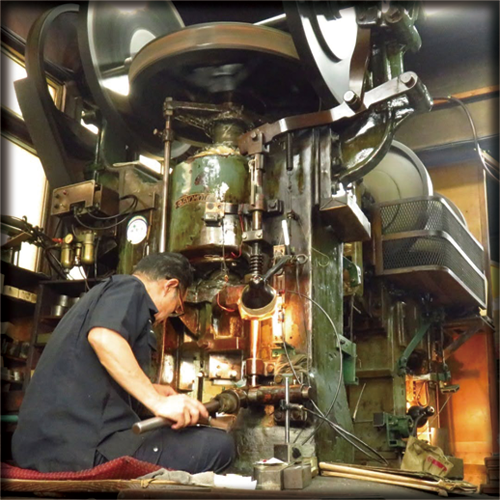 フリクションプレスで作業する職人